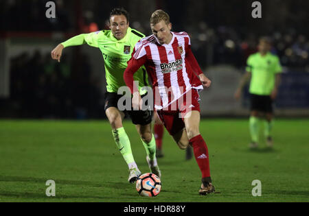 Stourbridge's Chris Lait fugge da Northampton Town di Matt Taylor durante la Emirates FA Cup, Secondo turno Replay presso il Memoriale di guerra di massa atletica, Stourbridge. Foto Stock