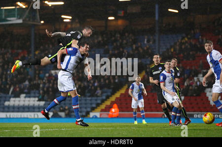 Brighton e Hove Albion di Shane Duffy punteggi squadre il suo primo gol contro il Blackburn Rovers, durante il cielo di scommessa match del campionato a Ewood Park di Blackburn. Foto Stock