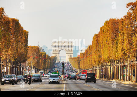 Parigi - 1 novembre: l'Arc de Triomphe de l'Etoile il 1 novembre 2016 a Parigi, Francia. Si tratta di uno dei più famosi monumenti di Parigi e Foto Stock