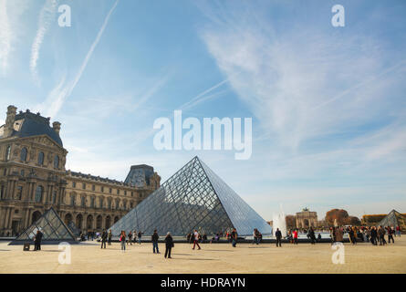 Parigi - 1 novembre: la Piramide del Louvre il 1 novembre 2014 a Parigi, Francia. Essa serve come entrata principale del Museo del Louvre. Completato nel 1989 Foto Stock