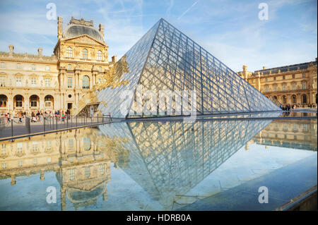 Parigi - 1 novembre: la Piramide del Louvre il 1 novembre 2014 a Parigi, Francia. Essa serve come entrata principale del Museo del Louvre. Completato nel 1989 Foto Stock