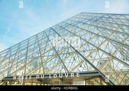 Parigi - 1 novembre: la Piramide del Louvre il 1 novembre 2014 a Parigi, Francia. Essa serve come entrata principale del Museo del Louvre. Completato nel 1989 Foto Stock