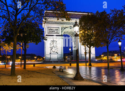 L'Arco Trionfale (Arc de Triomphe) a Parigi in Francia durante la notte Foto Stock