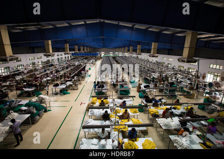 Lavoratori produrre t-shirt a una fabbrica sostenibile in Tamil Nadu, nell India meridionale Foto Stock