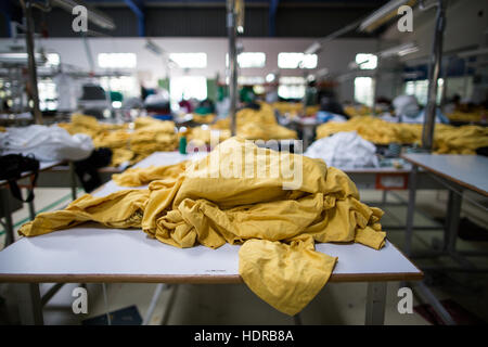 Lavoratori produrre t-shirt a una fabbrica sostenibile in Tamil Nadu, nell India meridionale Foto Stock