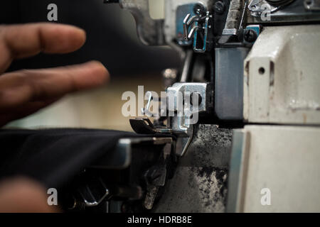 Lavoratori produrre t-shirt a una fabbrica sostenibile in Tamil Nadu, nell India meridionale Foto Stock