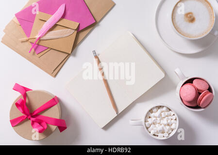 Aprire il notebook essendo circondato da deliziosi dolci Foto Stock