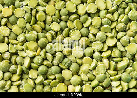 Texture verde di piselli spezzati. Vista dall'alto. Foto Stock