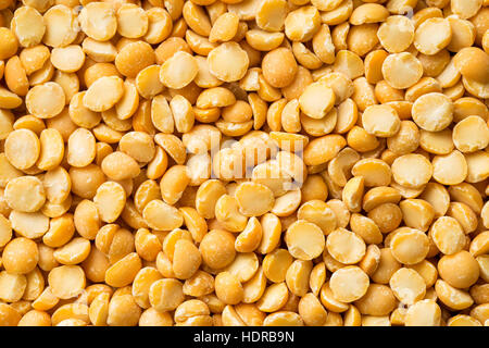La texture di giallo piselli spezzati. Vista dall'alto. Foto Stock