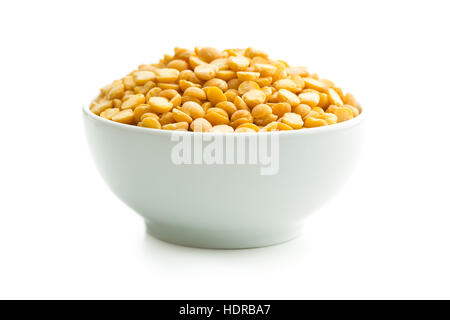 Giallo piselli spezzati nel recipiente isolato su sfondo bianco. Foto Stock