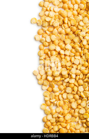 Giallo piselli spezzati isolati su sfondo bianco. Foto Stock