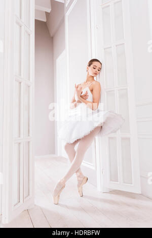 Graziosa ballerina in piedi nel vano della porta Foto Stock