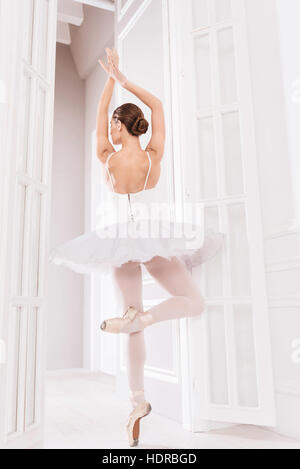 Giovane ballerina permanente sulla tiptoes Foto Stock