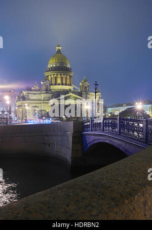 San Pietroburgo, Piazza Sant'Isacco, San Isaac, blu ponte che attraversa il fiume Moika di notte Foto Stock