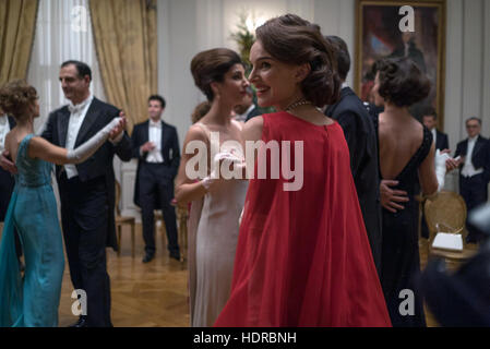 Jackie è un imminente internazionalmente co-prodotto dramma biografico film diretto da Pablo Larraín e scritto da Noah Oppenheim. Il film stelle Natalie Portman, Greta Gerwig, Peter Sarsgaard, Max Casella, Beth Grant e John Hurt. Questa fotografia è per il solo uso editoriale ed è il copyright del film company e/o il fotografo assegnato dal film o società di produzione e può essere riprodotto solo da pubblicazioni in congiunzione con la promozione del film di cui sopra. Un credito per il film company è richiesto. Il fotografo deve anche essere accreditato quando noto. Foto Stock