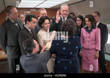 Jackie è un imminente internazionalmente co-prodotto dramma biografico film diretto da Pablo Larraín e scritto da Noah Oppenheim. Il film stelle Natalie Portman, Greta Gerwig, Peter Sarsgaard, Max Casella, Beth Grant e John Hurt. Questa fotografia è per il solo uso editoriale ed è il copyright del film company e/o il fotografo assegnato dal film o società di produzione e può essere riprodotto solo da pubblicazioni in congiunzione con la promozione del film di cui sopra. Un credito per il film company è richiesto. Il fotografo deve anche essere accreditato quando noto. Foto Stock