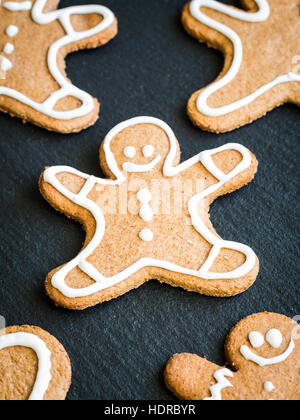 Natale gingerbread man cookies su uno sfondo scuro. Foto Stock