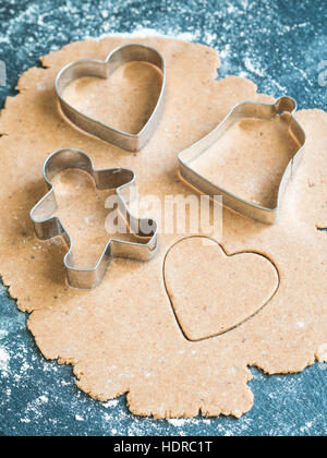 Preparazione del Natale gingerbread cookie. Foto Stock