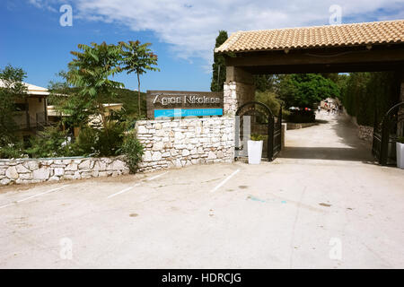 Sivota, Grecia, 09 Maggio 2013: vista con gate hotel con un tetto rosso in Grecia. Foto Stock