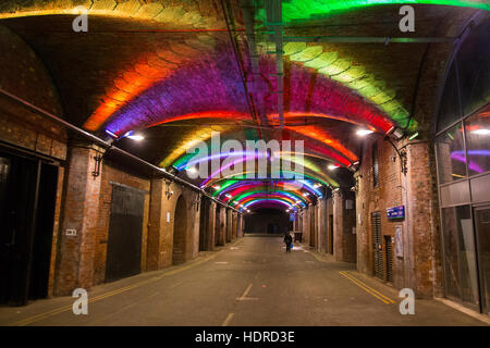 Archi scuro sotto la stazione ferroviaria di Leeds, Leeds, West Yorkshire Foto Stock
