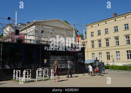 Kunstaktion 'Fluechtlinge fressen', Am Festungsgraben, nel quartiere Mitte di Berlino, Deutschland Foto Stock