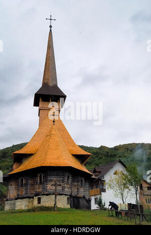 Maramures, isolata regione dei Carpazi della Romania. Chiesa in legno di Parascheva st. Ella è un molto venerato Santo Ortodosso. Foto Stock