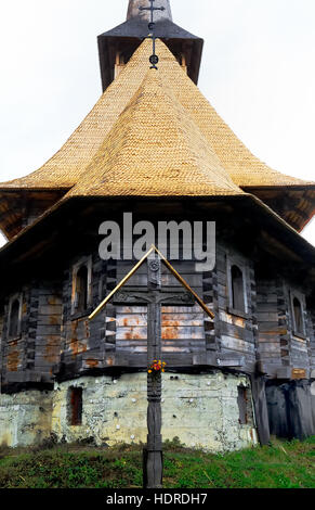 Maramures, isolata regione dei Carpazi della Romania. Chiesa in legno di Parascheva st. Ella è un molto venerato Santo Ortodosso. Foto Stock