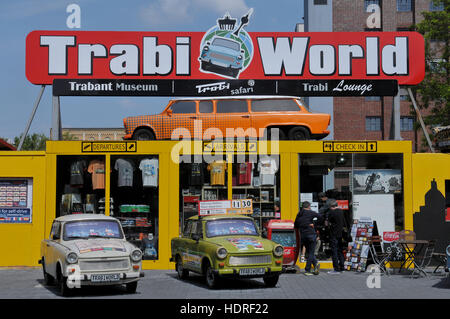 Trabi Mondo, Zimmerstrasse, nel quartiere Mitte di Berlino, Deutschland Foto Stock