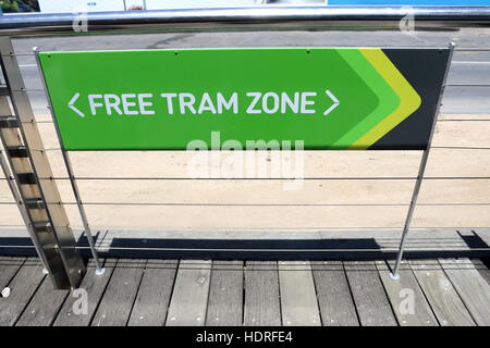 Libera la zona del tram alla fermata del tram in Melbourne Victoria Australia Foto Stock