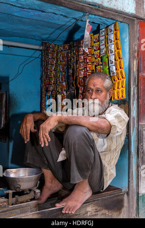 Negoziante indiano in appoggio, Jodhpur, Rajasthan, India Foto Stock