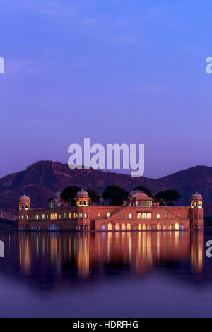 Acqua Palace Jal Mahal al tramonto, Jaipur, Rajasthan, India Foto Stock