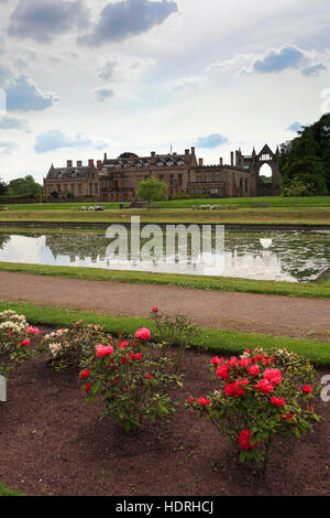 Vista estiva spagnola di giardini presso il Newstead Abbey; casa ancestrale di Lord Bryon, Nottinghamshire; Inghilterra; Regno Unito Foto Stock