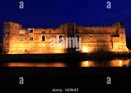 Vista del tramonto sulle rovine del castello di Newark, Newark on Trent, Nottinghamshire, Inghilterra, Regno Unito Foto Stock