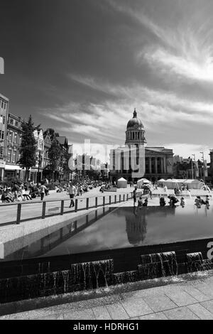 L'edificio del Consiglio riflette nella piscina infinity, e le fontane, la Piazza del Mercato Vecchio, Nottingham City Centre, Nottinghamshire Foto Stock