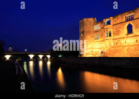 Vista del tramonto sulle rovine del castello di Newark, Newark on Trent, Nottinghamshire, Inghilterra, Regno Unito Foto Stock