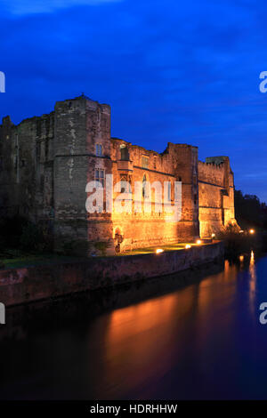 Vista del tramonto sulle rovine del castello di Newark, Newark on Trent, Nottinghamshire, Inghilterra, Regno Unito Foto Stock