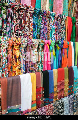 Colorate sciarpe su un oriental bazaar mercato di Khiva, Uzbekistan Foto Stock