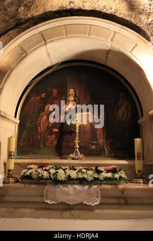 Israele, Gerusalemme, l'altare nella grotta della Natività di San Giovanni Battista presso la chiesa di San Giovanni Battista in Ein Karem Foto Stock