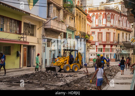 Lavori in corso per la sostituzione dei componenti dell'invecchiamento della tubazioni di alimentazione dell'acqua su Industria street, La Havana, Cuba. Foto Stock