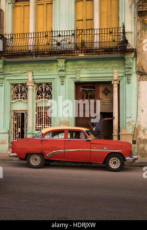 Vecchia vettura americana, taxi, in attesa di una tariffa, La Havana, Cuba.