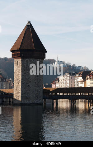 Lucerna, Svizzera, skyline: vista del famoso Water Tower e il Ponte della Cappella, la coperta passerella in legno costruita nel 1333 sul fiume Reuss Foto Stock