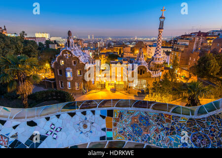 Vista notturna del Parco Guell con lo skyline della citta' dietro, Barcellona, in Catalogna, Spagna Foto Stock