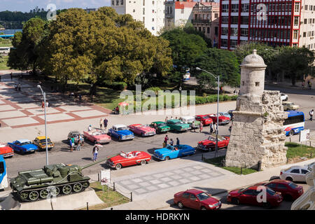 Vecchia auto americane e un serbatoio parcheggiata fuori il Museo de la Revolucion, La Havana, Cuba. Foto Stock