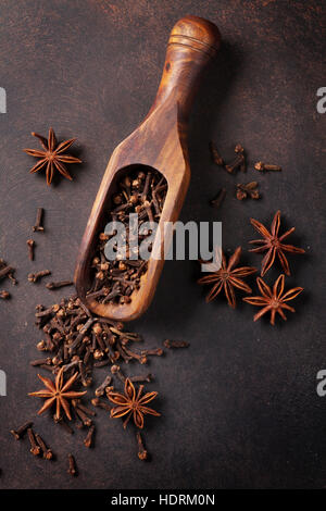 Vin brulé ingredienti spezie. Anice, cardamomo sul tavolo di pietra. Vista superiore Foto Stock