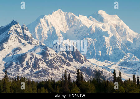 Montagne coperte di neve dell'Alaska Range, fotografato dal punto di vista di Denali sud si affacciano sull'area parchi, autostrada; Alaska, STATI UNITI D'AMERICA Foto Stock