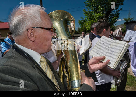 Villaggio orchestra che suona alla Messa domenicale a Norbertine chiesa in Witow, villaggio nei pressi di Piotrkow Trybunalski, Western Mazovia, Pola Foto Stock