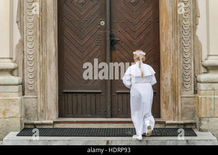 Ragazza entra in chiesa per la prima volta la Santa Comunione evento, Basilica Cattedrale di Lowicz, Mazovia, Polonia Foto Stock