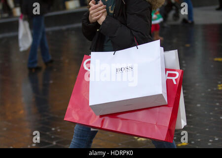 Boss agli acquirenti con regalo di Natale sacchetti di acquisti in Liverpool One e due, Merseyside, Regno Unito Foto Stock