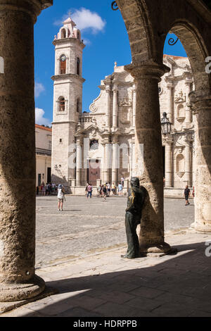 Statua di bronzo di un uomo appoggiato su di un pilastro guardando sopra la Plaza de la Catedral de San Cristobel de la Habana, piazza del Duomo, La Habana Vieja, La Hav Foto Stock