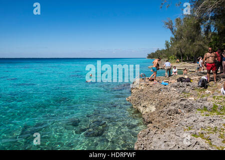 Nuotatori lungo la costa dei Caraibi a Playa Giron, Baia dei maiali, Cuba Foto Stock